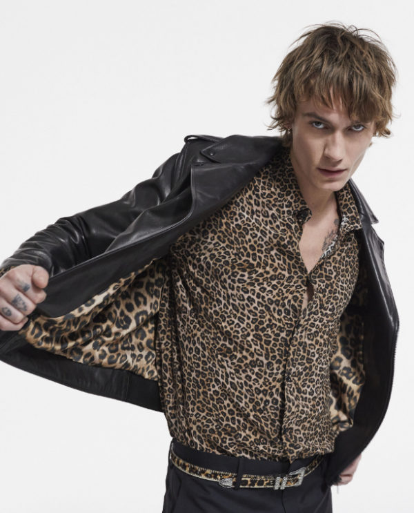 Jaket kulit sintetis dengan aksen leopard